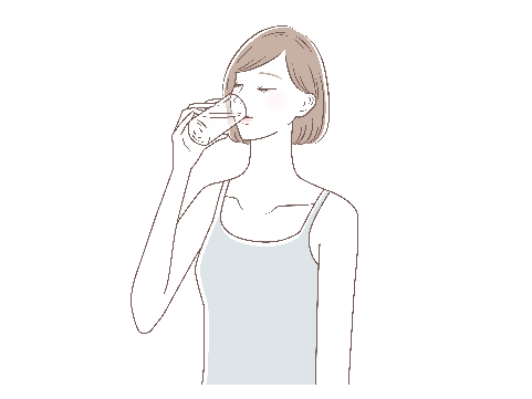 コップを飲む女性